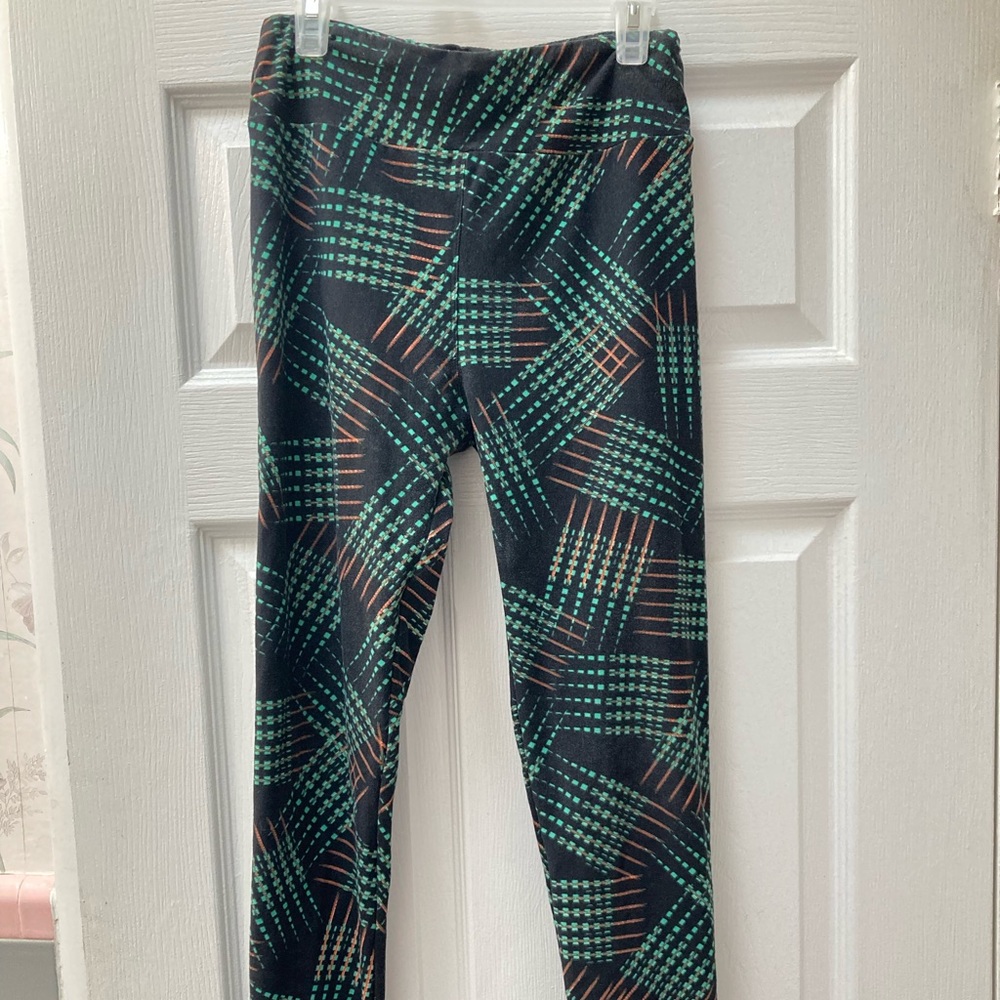 LulaRoe Black Leggings with Green Design
Size: One Size